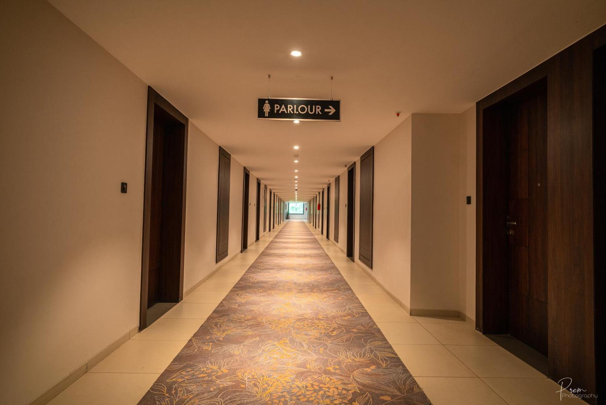 Hotel Omaya Garden Rāipur Kültér fotó