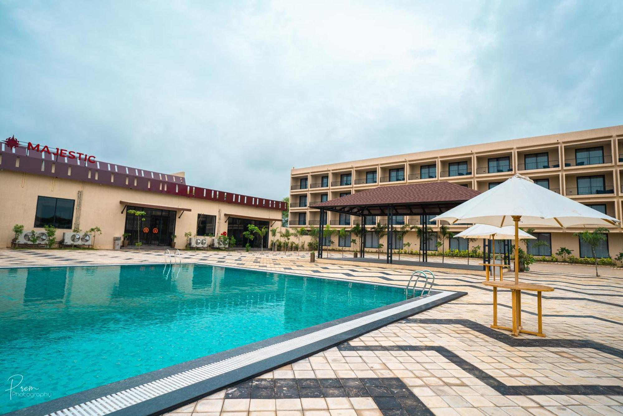 Hotel Omaya Garden Rāipur Kültér fotó