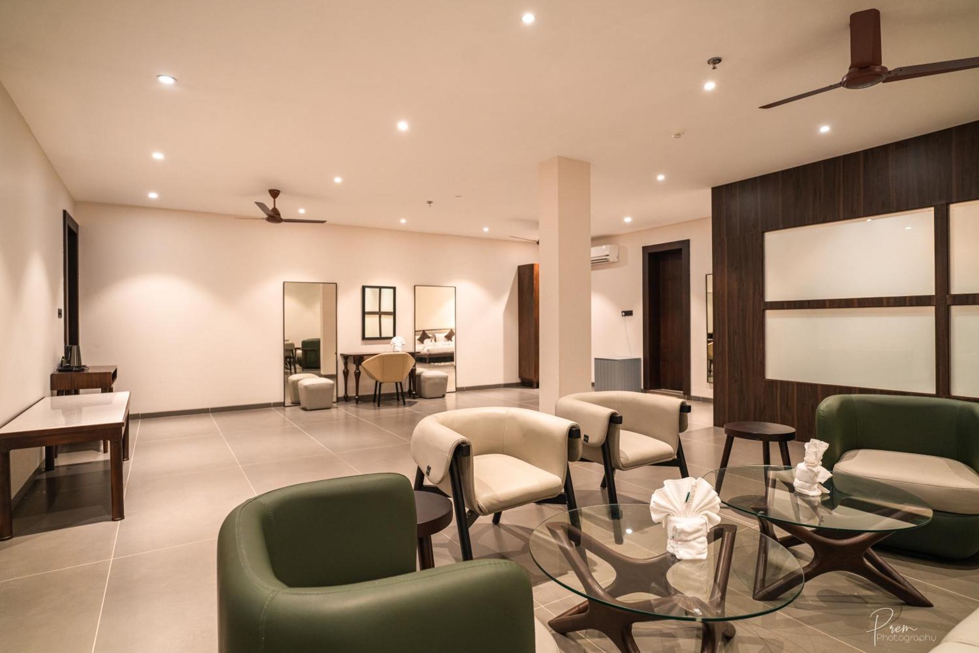 Hotel Omaya Garden Rāipur Kültér fotó