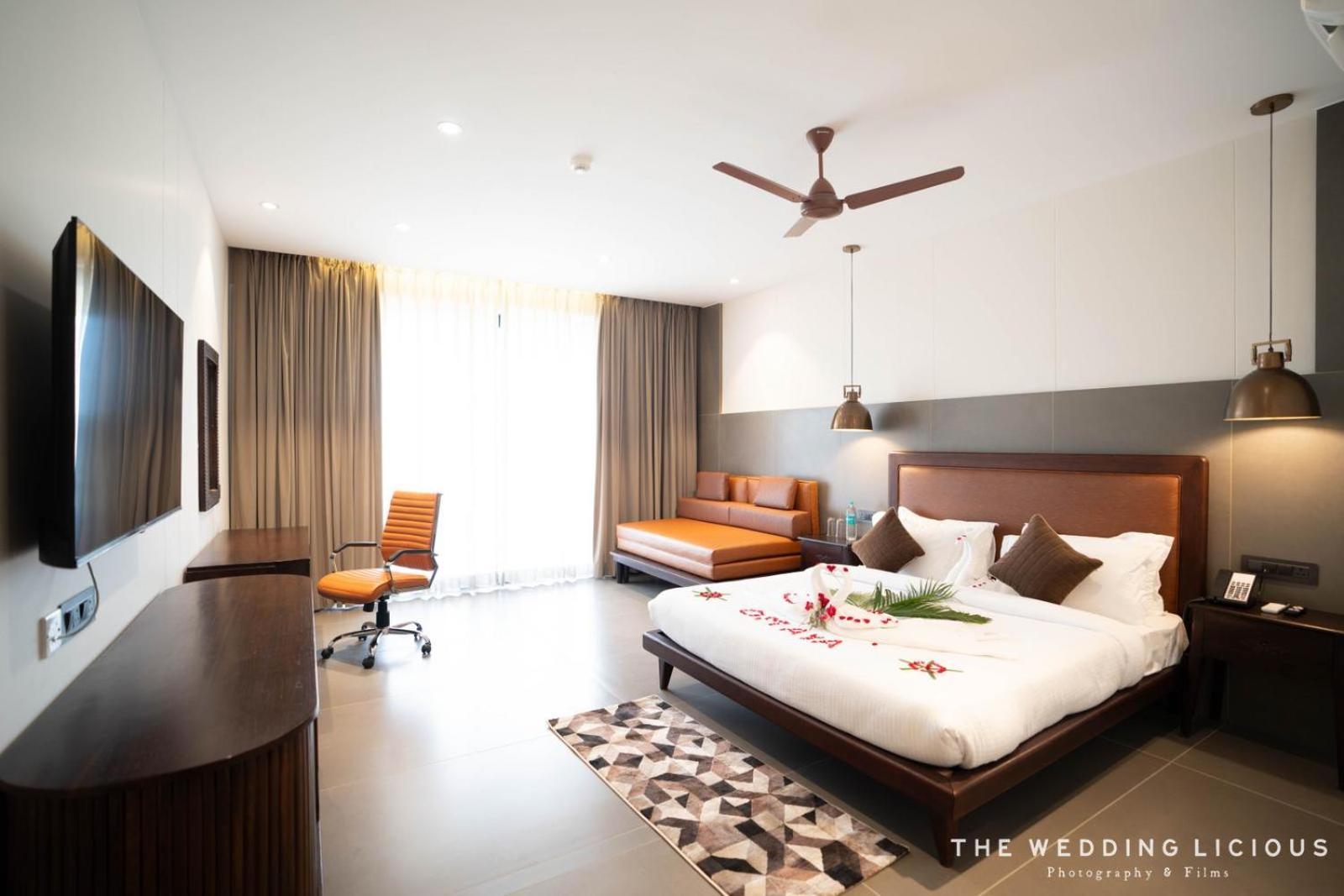 Hotel Omaya Garden Rāipur Kültér fotó
