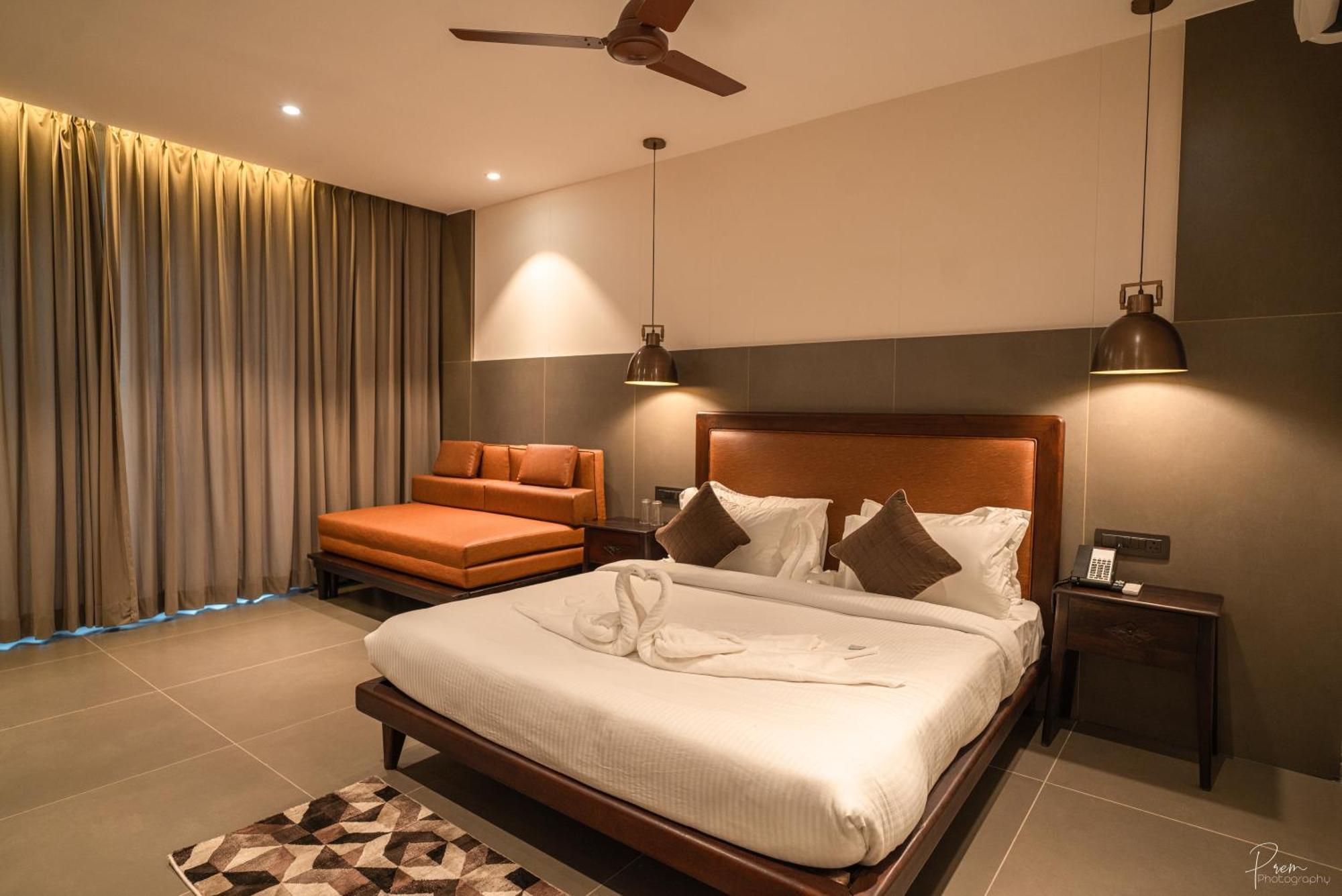 Hotel Omaya Garden Rāipur Kültér fotó