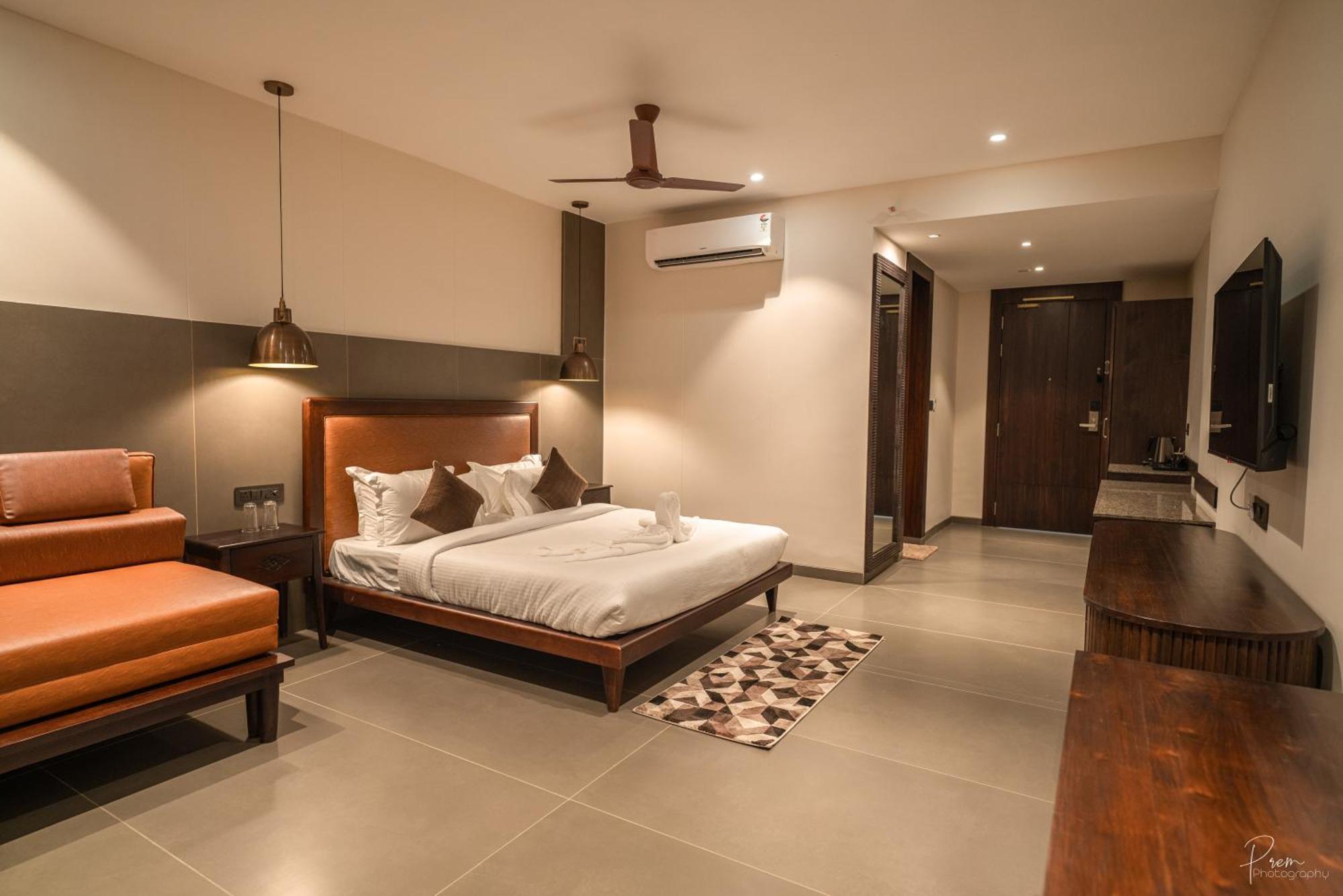 Hotel Omaya Garden Rāipur Kültér fotó