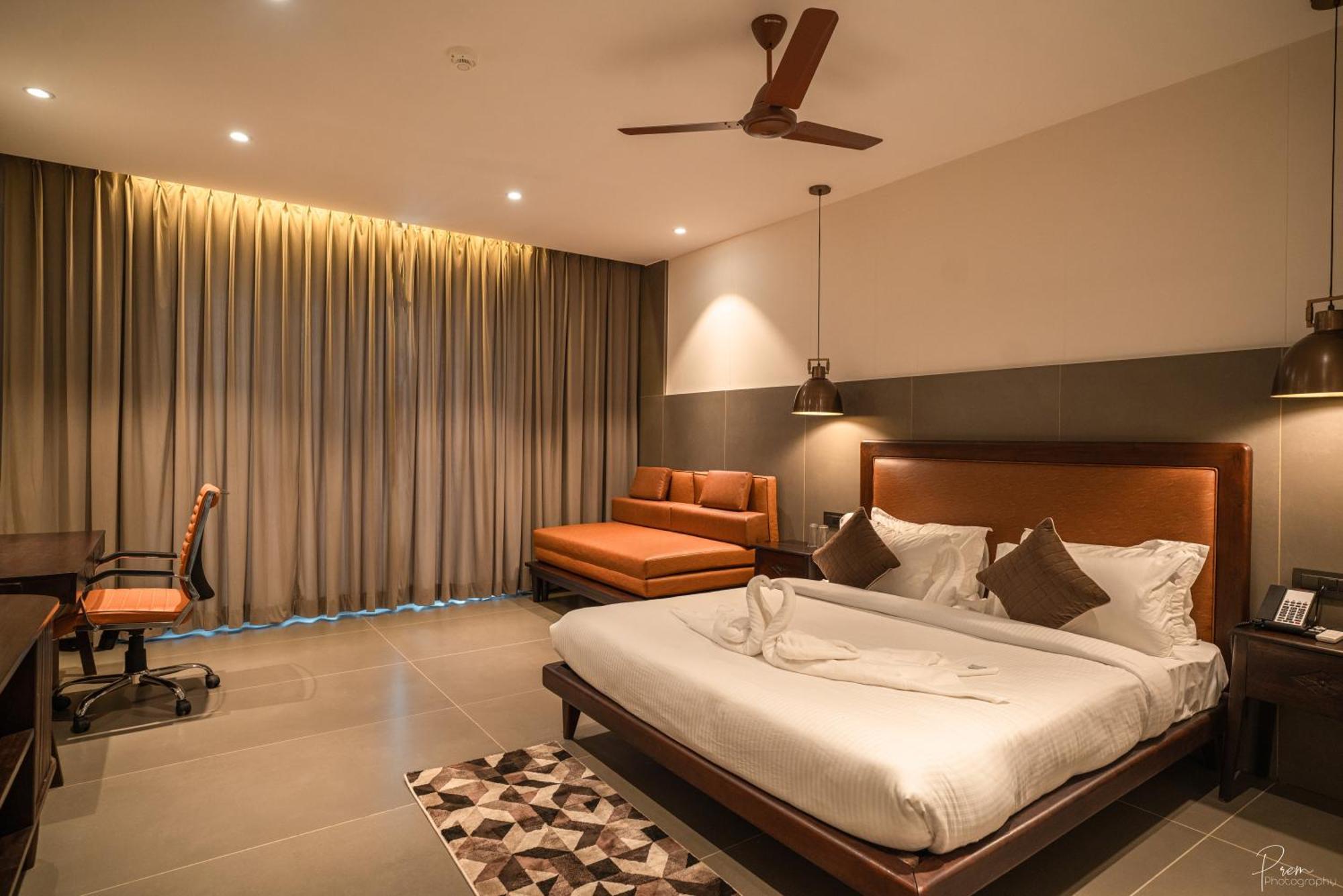 Hotel Omaya Garden Rāipur Kültér fotó