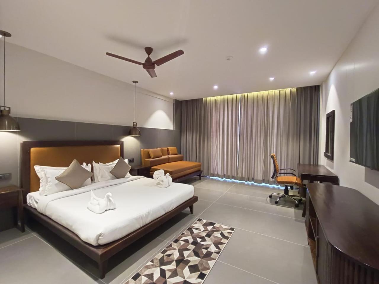 Hotel Omaya Garden Rāipur Kültér fotó